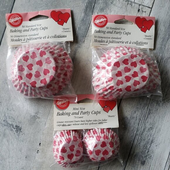 Wilton Heart Pattern Standard (100) and Mini (75) Baking and Party Cups - Picture 1 of 1